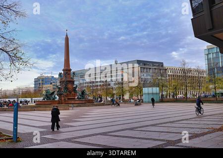 Mendebrunnen auf dem Augustusplatz Leipzig : Historischer Prachtbrunnen mit Obelisk, Alte Hauptpost im Hintergrund, Stadtzentrum, Sachsen, Deutschland Banque D'Images