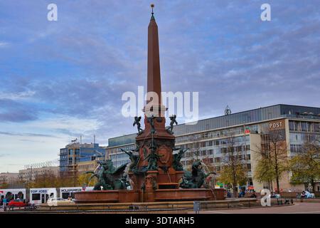 Mendebrunnen auf dem Augustusplatz Leipzig : Historischer Prachtbrunnen mit Obelisk, Alte Hauptpost im Hintergrund, Stadtzentrum, Sachsen, Deutschland Banque D'Images