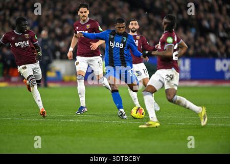 Londres, Royaume-Uni. 21 février 2026. Rayan du Bournemouth FC se rapproche après avoir couru au but de West Ham lors du match de West Ham vs AFC Bournemouth, premier League au London Stadium Stratford. Cette image est RÉSERVÉE à UN USAGE ÉDITORIAL. Licence requise de Football DataCo pour toute autre utilisation. Crédit : MARTIN DALTON/Alamy Live News Banque D'Images