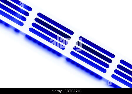Bande lumineuse LED bleue sur fond blanc. L'image capture la texture lisse et brillante des lumières LED, soulignant leur éclat éclatant et M. Banque D'Images
