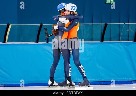 Le vainqueur Jorrit Bergsma, des pays-Bas, et Stijn Van de Bunt, des pays-Bas, célèbrent leur participation à la finale de départ en masse masculin de patinage de vitesse le jour 15 des Jeux olympiques d'hiver de Milano Cortina 2026 au stade de patinage de vitesse de Milan le 21 février 2026 à Milan, Italie. (Crédit : Henk Jan Dijks/MTB-photo/Alamy Live News) Banque D'Images