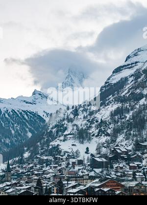 Wintry Zermatt, Suisse avec Cervin et flèche d'église Banque D'Images