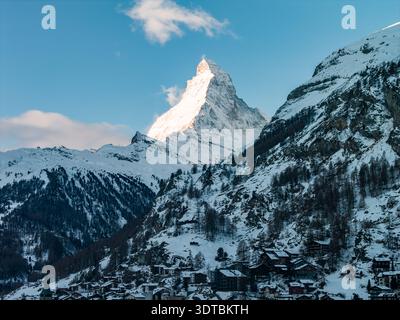 Matterhorn au lever du soleil au-dessus de Zermatt avec chalets et flèche d'église Banque D'Images