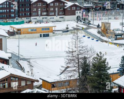 Vue aérienne hivernale du terrain de loisirs et du pavillon de Zermatt Banque D'Images