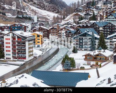 Vue aérienne hivernale de Zermatt, Suisse, avec rivière canalisée Banque D'Images
