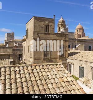 Un panorama détaillé et surélevé sur les toits denses du village médiéval d'Erice, mettant en valeur les textures des tuiles traditionnelles en terre cuite, Banque D'Images