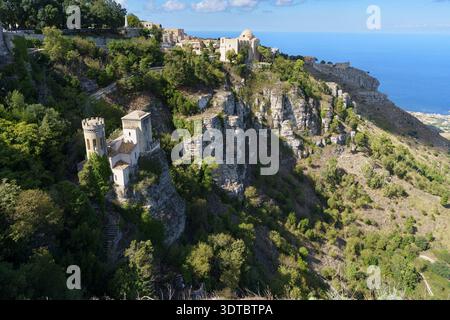 Une vue panoramique époustouflante capturée depuis le mont Erice, avec l'historique Torri del Balio (tours normandes) et les fortifications perchées Banque D'Images