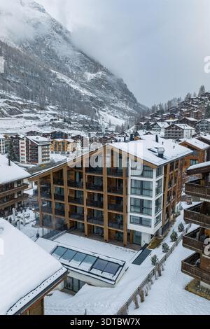 Hôtel moderne en bois et en verre à Zermatt enneigée avec structure de spa Banque D'Images