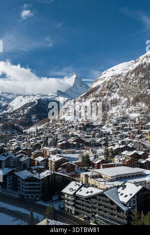 Vue panoramique aérienne de Zermatt et du Cervin à la lumière de l'hiver Banque D'Images