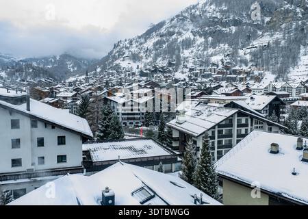 Panorama aérien hivernal de Zermatt avec flèche d'église et hôtels Banque D'Images