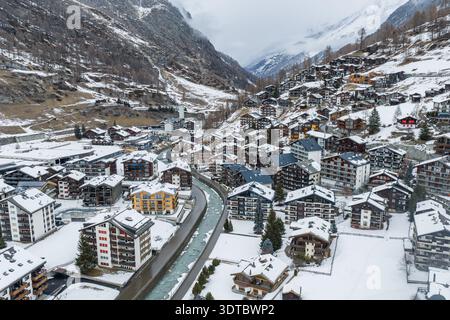 Panorama aérien hivernal de Zermatt avec Alpes et flèche de l'église Banque D'Images
