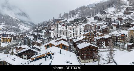 Panorama aérien hivernal de Zermatt avec chalets et hôtels dans la neige Banque D'Images