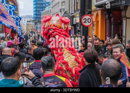 Londres, Royaume-Uni, 21 février 2026. Un week-end de célébrations du nouvel an lunaire a lieu dans le quartier chinois de Londres, tandis que les danseurs de lion chinois visitent des entreprises pour inaugurer la prospérité, la richesse et la bonne fortune pour l'année à venir tout en chassant les mauvais esprits. Banque D'Images