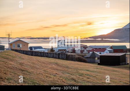 Coucher de soleil sur l'île de Hrisey à Eyjafjordur dans le nord de l'Islande Banque D'Images