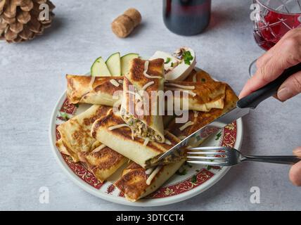 Crêpes salées fourrées de champignons et de fromage Banque D'Images