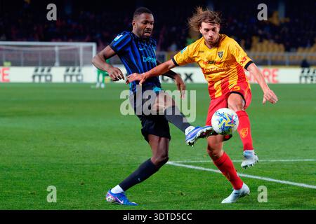 Lecce, Italie. 21 février 2026. Marcus Thuram du FC Inter en action contre Antonino Gallo de l'US Lecce lors de l'US Lecce vs Inter - FC Internazionale, match de football italien Serie A à Lecce, Italie, 21 février 2026 crédit : Agence photo indépendante/Alamy Live News Banque D'Images
