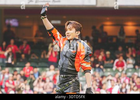 Anson Lo Hon-ting, un chanteur, danseur et acteur de Hong Kong, jouant après le match le 21 février 2026 à Hong Kong. (Photo de Zulu Lo/TMHK via Nexpher images) Banque D'Images