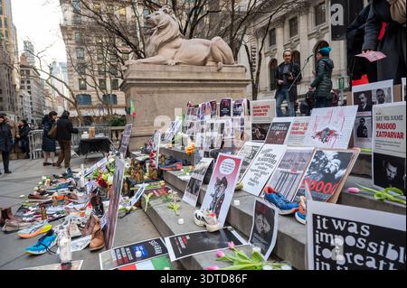 New York, États-Unis. 21 février 2026. NEW YORK, NEW YORK - 21 FÉVRIER : un mémorial temporaire vu alors que des expatriés iraniens et leurs partisans se rassemblaient pour pleurer les milliers de manifestants iraniens tués dans le cadre de la répression meurtrière contre les manifestations antigouvernementales sur les marches de la bibliothèque publique de New York le 21 février 2026 à New York. Crédit : Ron Adar/Alamy Live News Banque D'Images