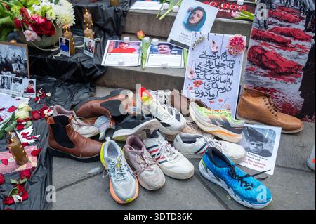 New York, États-Unis. 21 février 2026. NEW YORK, NEW YORK - 21 FÉVRIER : un mémorial temporaire vu alors que des expatriés iraniens et leurs partisans se rassemblaient pour pleurer les milliers de manifestants iraniens tués dans le cadre de la répression meurtrière contre les manifestations antigouvernementales sur les marches de la bibliothèque publique de New York le 21 février 2026 à New York. Crédit : Ron Adar/Alamy Live News Banque D'Images