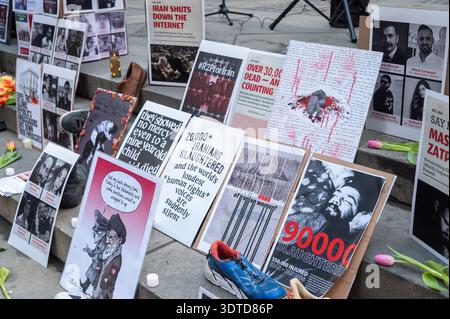 New York, États-Unis. 21 février 2026. NEW YORK, NEW YORK - 21 FÉVRIER : un mémorial temporaire vu alors que des expatriés iraniens et leurs partisans se rassemblaient pour pleurer les milliers de manifestants iraniens tués dans le cadre de la répression meurtrière contre les manifestations antigouvernementales sur les marches de la bibliothèque publique de New York le 21 février 2026 à New York. Crédit : Ron Adar/Alamy Live News Banque D'Images