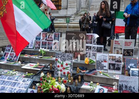 New York, États-Unis. 21 février 2026. NEW YORK, NEW YORK - 21 FÉVRIER : un mémorial temporaire vu alors que des expatriés iraniens et leurs partisans se rassemblaient pour pleurer les milliers de manifestants iraniens tués dans le cadre de la répression meurtrière contre les manifestations antigouvernementales sur les marches de la bibliothèque publique de New York le 21 février 2026 à New York. Crédit : Ron Adar/Alamy Live News Banque D'Images