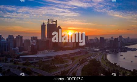 Horizon de Perth au coucher du soleil sur Swan River Australie occidentale avec les bâtiments du quartier central des affaires silhouettes Banque D'Images