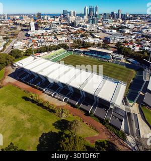 Stade de football HBF Park à Perth en Australie occidentale le 20 juillet 2020 avec l'horizon de la ville en arrière-plan Banque D'Images