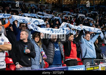 Vancouver, Canada. 21 février 2026. Les supporters du Vancouver Whitecaps FC brandissent les foulards de l'équipe avant le match de soccer de la Ligue majeure entre le Vancouver Whitecaps FC et le Real Salt Lake au BC place Stadium à Vancouver, Colombie-Britannique, Canada (USAGE ÉDITORIAL SEULEMENT). Crédit : SPP Sport Press photo. /Alamy Live News Banque D'Images