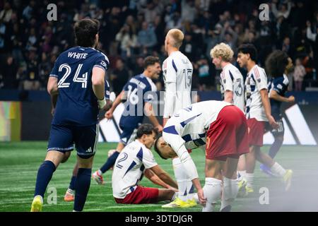 Vancouver, Canada. 21 février 2026. Les joueurs du Vancouver Whitecaps FC célèbrent après avoir marqué leur premier but alors que les joueurs du Real Salt Lake semblent déçus lors du match de soccer de la Ligue majeure entre le Vancouver Whitecaps FC et le Real Salt Lake au BC place Stadium à Vancouver, Colombie-Britannique, Canada (USAGE ÉDITORIAL SEULEMENT). Crédit : SPP Sport Press photo. /Alamy Live News Banque D'Images