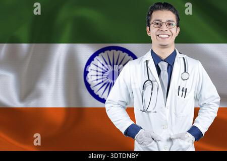 Docteur réussi avec le drapeau de l'Inde en arrière-plan. Médecin masculin souriant avec drapeau indien en arrière-plan Banque D'Images