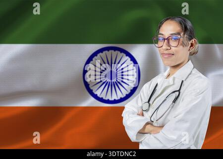 Médecin féminin avec drapeau de l'Inde en arrière-plan. Docteur avec les bras croisés sur le drapeau indien. Inde soins de santé et concept de soins médicaux Banque D'Images
