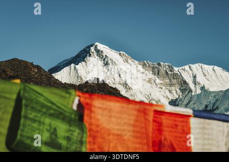 Gokyo Ri point de vue sur le lever du soleil avec le pic enneigé du mont Cho Oyu et le mont everest chaîne de montagnes - sixième plus haute montagne dans le monde à 8, 188 mètres abo Banque D'Images