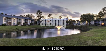 Banc avec vue sur un grand bassin avec une fontaine au coucher du soleil à Atlanta, Géorgie Banque D'Images