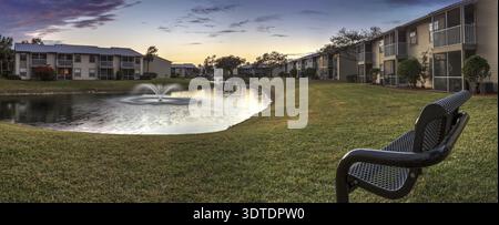 Banc avec vue sur un grand bassin avec une fontaine au coucher du soleil à Atlanta, Géorgie Banque D'Images