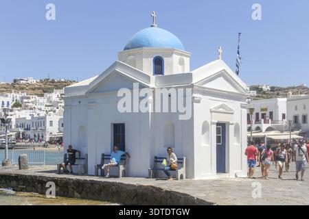 Église sur le port, Chora, Mykonos, Grèce Banque D'Images