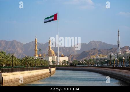 Mosquée de Dibba, drapeau des Émirats arabes Unis et canal, Fujairah, Émirats arabes Unis Banque D'Images