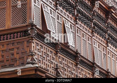 Balcon en bois sculpté de la vieille maison Banque D'Images