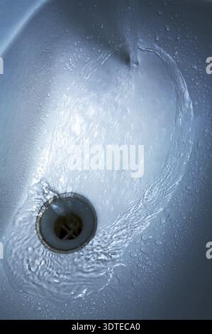 Flux d'eau pure s'écoulant dans le drain d'eau Banque D'Images