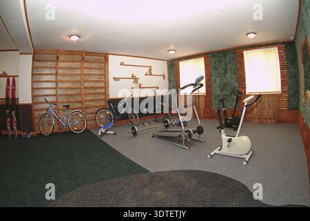 Club de remise en forme Salle de sport de l'équipement de formation de poids intérieur moderne Banque D'Images