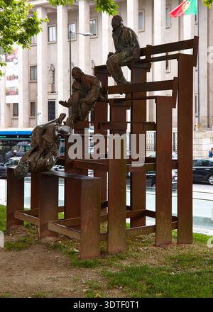 Porto, Portugal - 13 juin 2025 : sculpture treize se riant les uns aux autres montre trois figures interagissant sur une structure géométrique dans un parc de la ville Banque D'Images