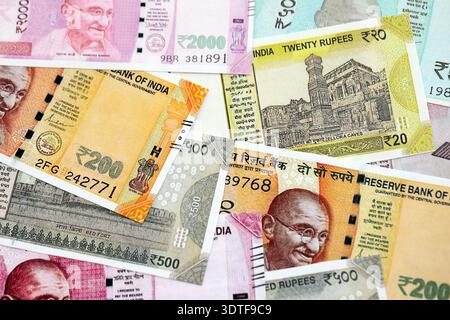 Gros tas de billets d'argent en roupies indiennes billets de banque gros plan. Beaucoup d'argent de monnaie INR indienne en gros paquet. Economie et affaires en Inde Banque D'Images
