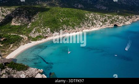 Superbe photo aérienne par drone de la plage de Cala Luna en Sardaigne. L'image capture les eaux turquoises transparentes, le rivage de sable blanc, et le célèbre Banque D'Images