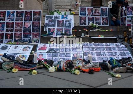 New York, États-Unis. 21 février 2026. Un mémorial temporaire vu alors que des expatriés iraniens et des partisans se rassemblaient pour pleurer les milliers de manifestants iraniens tués dans le cadre de la répression meurtrière contre les manifestations antigouvernementales sur les marches de la bibliothèque publique de New York le 21 février 2026 à New York. Crédit : SOPA images Limited/Alamy Live News Banque D'Images