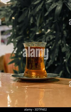 Thé Azerbaïdjan classique servi dans un restaurant. Banque D'Images