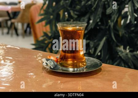 Thé Azerbaïdjan classique servi dans un restaurant. Banque D'Images