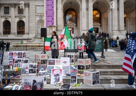 New York, États-Unis. 21 février 2026. Un mémorial temporaire vu alors que des expatriés iraniens et des partisans se rassemblaient pour pleurer les milliers de manifestants iraniens tués dans le cadre de la répression meurtrière contre les manifestations antigouvernementales sur les marches de la bibliothèque publique de New York le 21 février 2026 à New York. (Photo de Ron Adar/SOPA images/SIPA USA) crédit : SIPA USA/Alamy Live News Banque D'Images