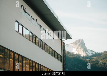 Ruhpolding, Allemagne, Coupe du monde de biathlon sprint féminin : logo Chiemgau Arena sur le bâtiment principal avec un panorama de montagne en arrière-plan Banque D'Images