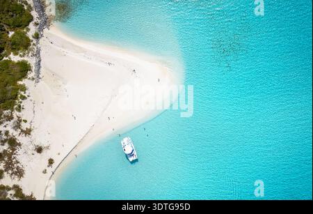 Vue aérienne des belles plages des îles Exuma, Bahamas, Caraïbes, avec un océan clair et turquoise Banque D'Images