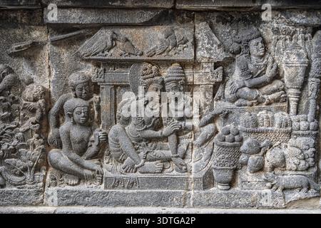 Vue rapprochée de l'ancien bas-relief en pierre de Rama et Sita dans le palais Ayodhya, temple Shiva, Prambanan, Yogyakarta, Java central, Indonésie Banque D'Images