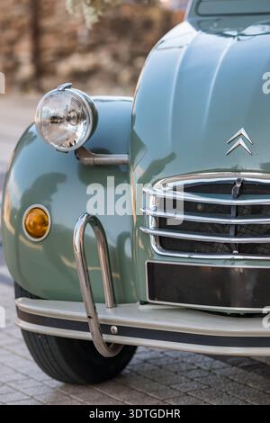 Gros plan de la calandre avant et du phare Vintage Green Citroen 2CV Banque D'Images
